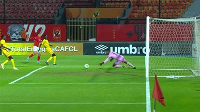 محمد شريف يتقدم للأهلى أمام المريخ السودانى