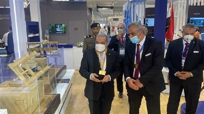 وزير الإنتاج الحربى يتفقد جناح الوزارة فى معرض الدفاع العالمى