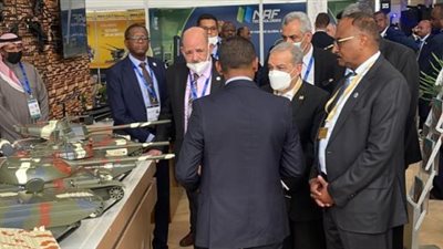 وزير الإنتاج الحربى يتفقد جناح 