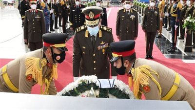 الرئيس ينيب وزير الدفاع لوضع إكليل الزهور على النصب التذكارى لشهداء القوات المسلحة