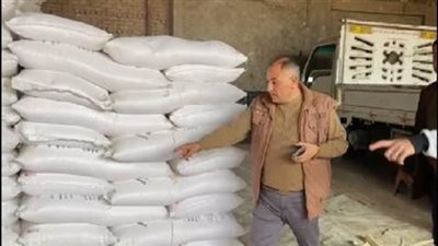 حى الوراق يصادر 70 طنا من الدقيق و12 طن زيت