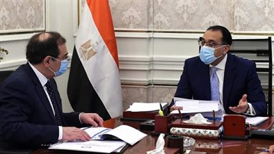 رئيس الوزراء يتابع مع وزير البترول موقف توافر المواد البترولية