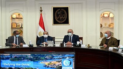 وزيرا الإسكان والإنتاج الحربي يستعرضان إحدى التقنيات الحديثة المستخدمة في معالجة مياه الصرف الصحي