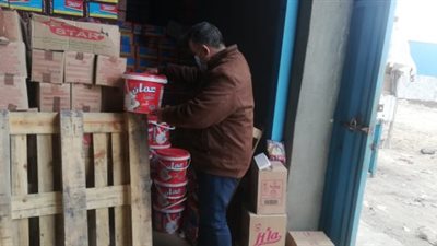 ضبط 35 طن سلع تموينية جمعها تجار بغرض الاحتكار