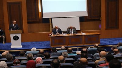 وزير النقل يزور ميناء الإسكندرية لمتابعة معدلات تنفيذ المشروعات الجاري تنفيذها 