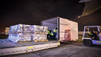 الصحة تعلن استقبال مليون و501 ألف جرعة لقاح «فايزر» بمطار القاهرة