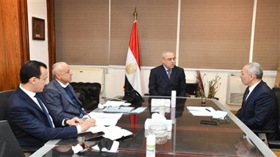 وزير الإسكان يتابع الموقف التنفيذى لمشروع تطوير 
