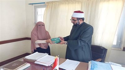 أوقاف السويس تكرم الفائزة في مسابقة رمضان اليومية