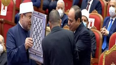 وزير الأوقاف يهدى الرئيس السيسي نسخة كريمة من كتاب الله