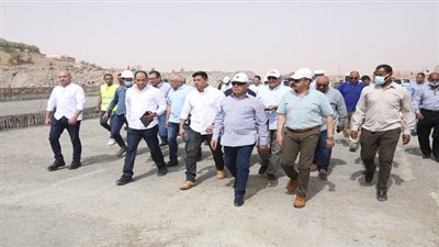 وزير النقل يتفقد مشروع تطوير طريق الصعيد الصحراوى الغربى  