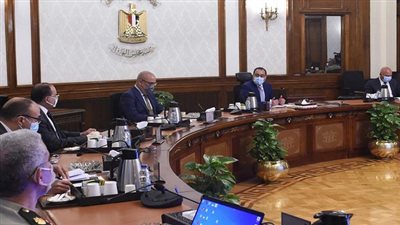 رئيس الوزراء يتابع موقف مشروعات الطرق الجارى تنفيذها 