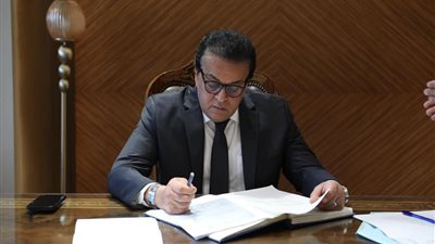 وزير التعليم العالى يصدر قرارًا بإغلاق كيانات وهمية تمنح شهادات طبية