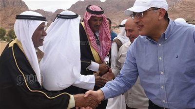 رئيس الوزراء يلتقي مشايخ القبائل في موقع التجلي الأعظم بسانت كاترين