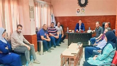 الحفناوي يبحث مع فريق عمل مستشفى السويس العام معالجة السلبيات 