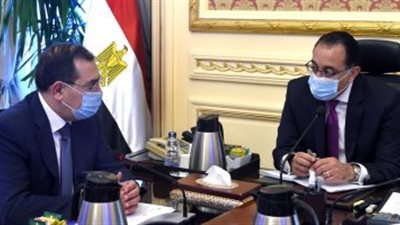 رئيس الوزراء يتابع مع وزير البترول جهود تنفيذ تكليفات الرئيس