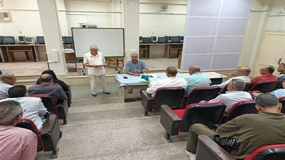 مدير تعليم السويس يجتمع بـ 