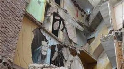 انهيار عقار  بشارع البحر الأعظم بالجيزة والشرطة تبحث عن مسنة أسفل الأنقاض