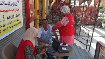 الصحة: تقديم خدمات المبادرات الرئاسية مع حملة طرق الأبواب للتطعيم ضد كورونا