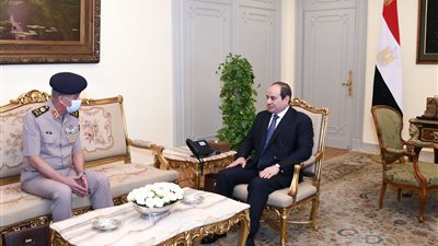 السيسى يستقبل القائد العام للقوات المسلحة وزير الدفاع والإنتاج الحربى