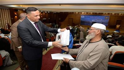 محافظ الدقهلية.. يُسلم 134 حاج تذاكر وتأشيرات الحج ويهنئهم بفوزهم لحج بيت الله الحرام