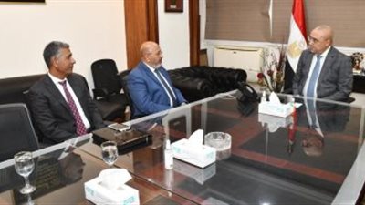 وزير الإسكان يستعرض المسودة النهائية لمشروعات المياه والصرف