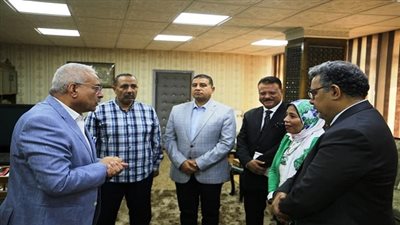 تسليم 35 تروسيكل و8 ماكينات خياطة ضمن «برنامج فرصة» لأسرالسويس