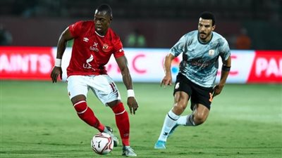 في حوار إذاعي.. خبير تحكيمي بعد واقعة فاركو: هدف الأهلي صحيح.. وهؤلاء يستحقون الكارت الأحمر