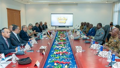 وزير الإنتاج الحربي ووزير الدفاع ببوركينا فاسو يتفقدان مصنع 