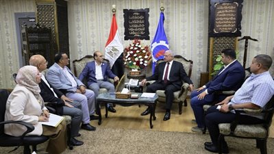 محافظ السويس يلتقي أعضاء مجلس الشيوخ