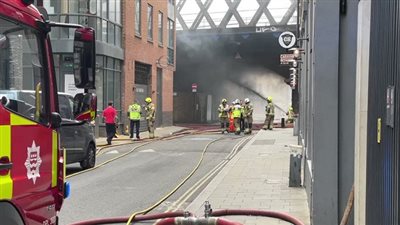 حريق ضخم فى جسر للسكك الحديدية بوسط لندن يوقف حركة القطارات