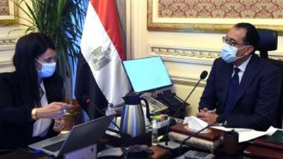 رئيس الوزراء يستعرض مع وزيرة التعاون برنامج 