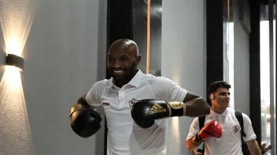 بقفازات الملاكمة.. لاعبو الزمالك يصلون إلى ملعب القاهرة