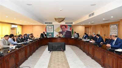 محافظ الفيوم يبحث آليات تمويل الوحدات السكنية للأسر الأولى بالرعاية