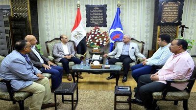 محافظ السويس يلتقي أعضاء مجلس الشيوخ