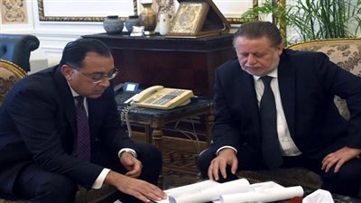 رئيس الوزراء يستعرض مع محافظ البنك المركزى عددا من الملفات الاقتصادية