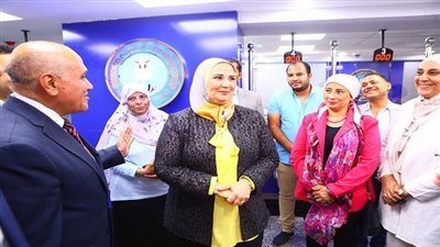 وزيرة التضامن تتفقد مكتب السجل المدنى بديوان الوزارة 