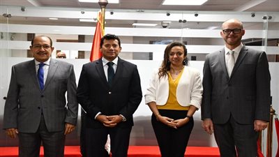 وزير الشباب والرياضة يلتقي رئيس الجامعة الكندية فى مصر