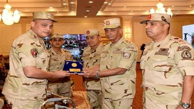 وزير الدفاع يكرم عدداً من المتميزين من رجال قوات حرس الحدود