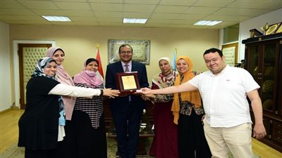 رئيس جامعة سوهاج يكرم فريق إدارة التموين الطبي والصيدليات بالمستشفى الجامعي