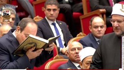 وزير الأوقاف يهدى الرئيس السيسي نسخة من القرآن الكريم