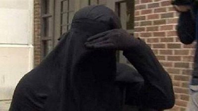 بسبب زوجته..عامل يرتدي النقاب والأهالي تضبطه