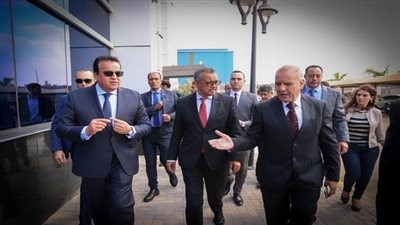 بالصور.. مدير الصحة العالمية يشيد بجهود مصر لتطوير الصناعات الدوائية