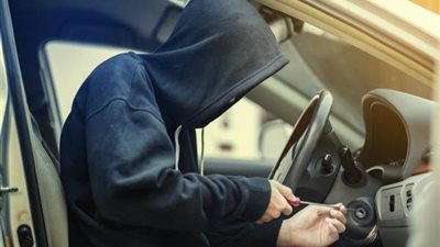 ضبط مرتكبى وقائع السرقات من داخل السيارات أمام إحدى الجامعات بالقاهرة