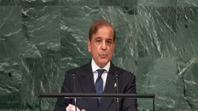 رئيس وزراء باكستان يصل للمشاركة فى 