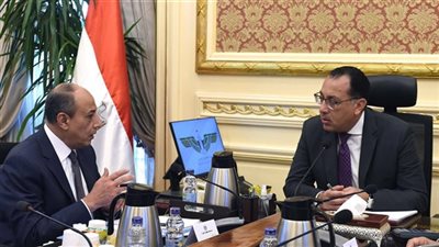 رئيس الوزراء يستعرض مع وزير الطيران عددا من ملفات العمل 