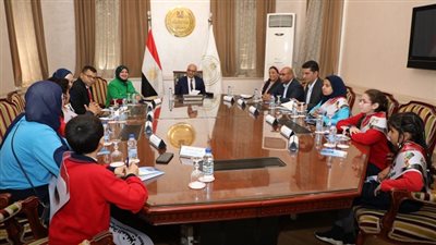 وزير التعليم يلتقى عدد من طلاب إدارة بني مزار التعليمية بالمنيا ضمن مبادرة حوار مع الكبار