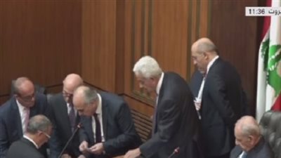  حكومة لبنان تجمد قرارات الضرائب الدولارية بعد موجة اعتراضات 