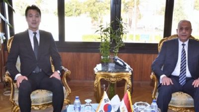  وزير الطيران يبحث مع سفير كوريا الجنوبية سبل التعاون