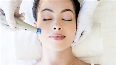 لكي سيدتي.. طريقة العناية بالبشرة عبر تقنية 