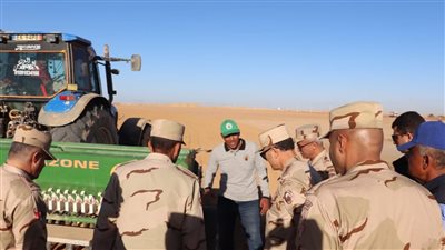 رئيس الأركان  يتفقد مشروع إستصلاح وزراعة الأراضى الصحراوية بتوشكى